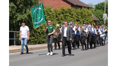 Archivbild aus dem vergangenen Jahr: Bürgermeister Heiko Monden und Festausschussvorsitzender Jürgen Hensel führen den Festumzug durch das Dorf an.  (Foto: gi)