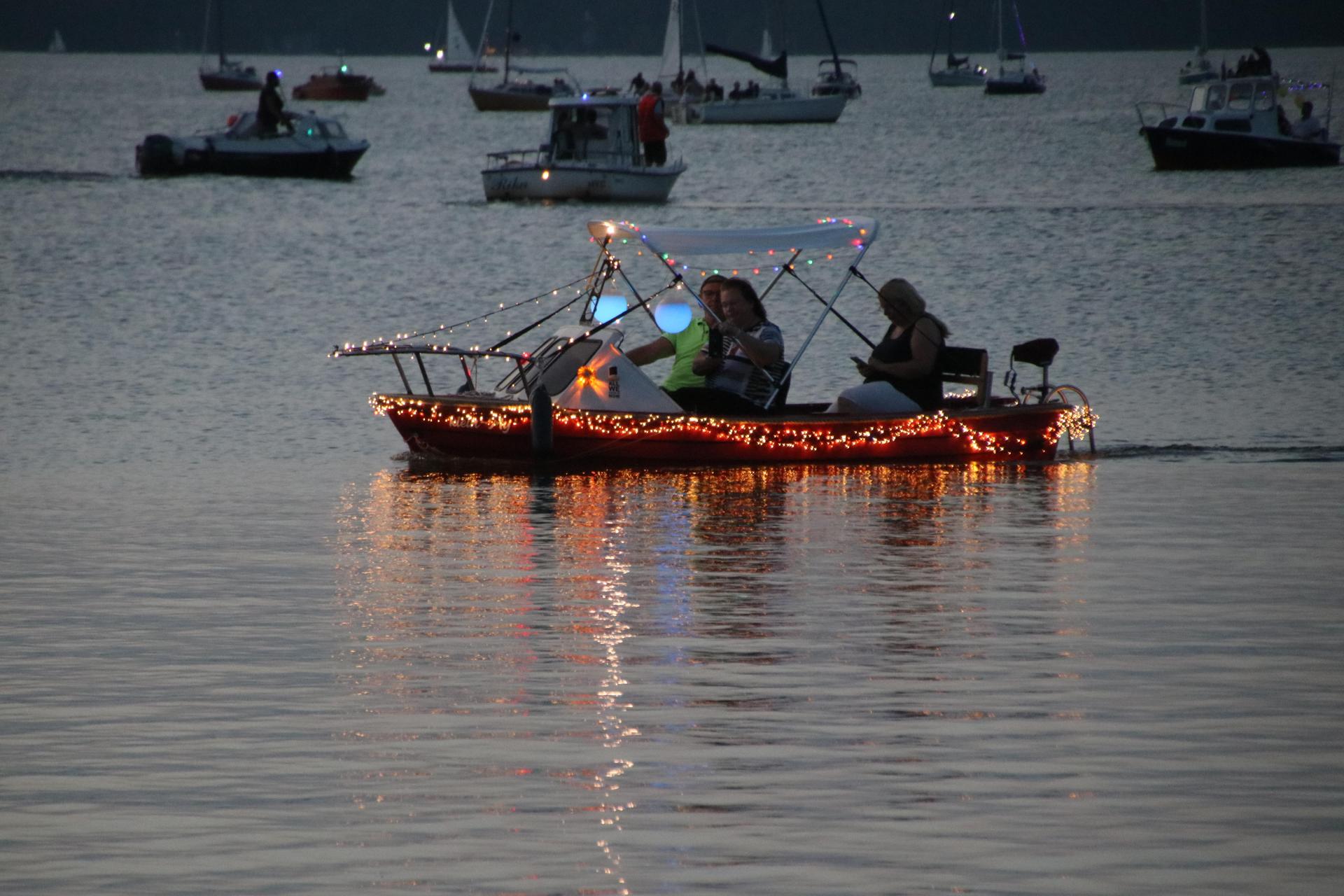 Mehrere kleinere illuminierte Boote, Stehpaddler und Kajaks waren unterwegs.  (Foto: gi)