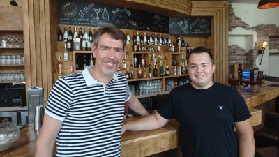 Heiner Cronjaeger und Luca Ertmer bringen wieder gastronomisches Leben in den ehemaligen Bahnhof Bad Nenndorf. (Foto: bb)