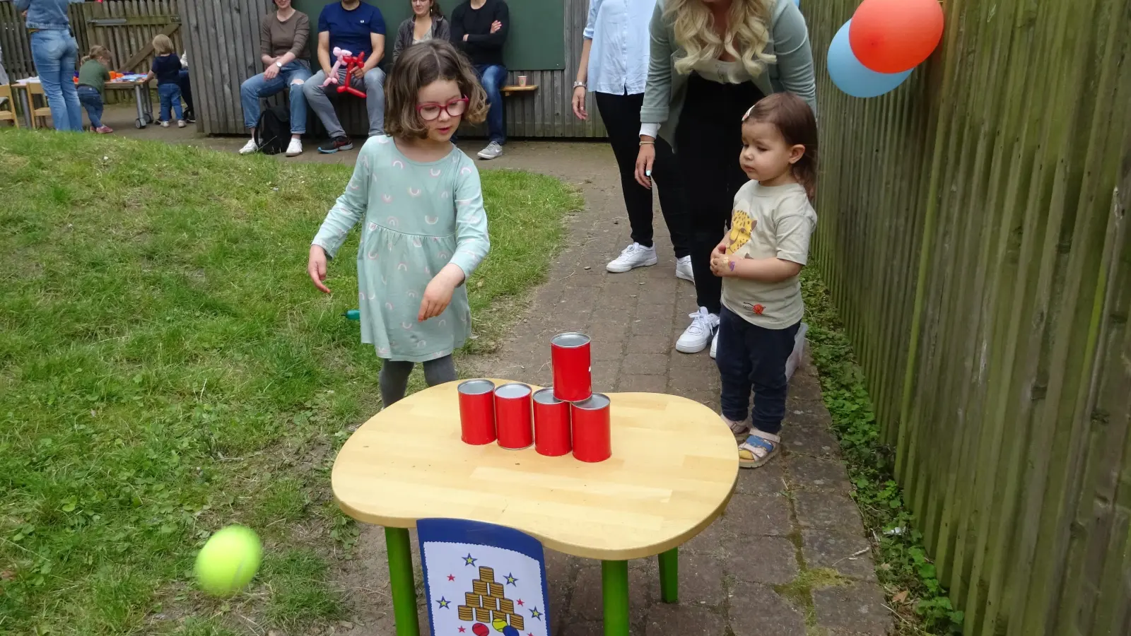 Beim Dosenwerfen: Da fliegt der Ball. (Foto: privat)