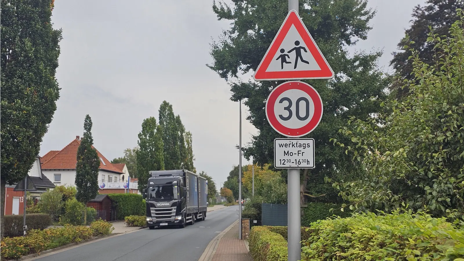 In der Hannoverschen Straße: Bislang gibt es hier nur eine temporäre Tempo 30-Regelung im Bereich des Hortes Maxis Schülerladen. (Foto: tau)