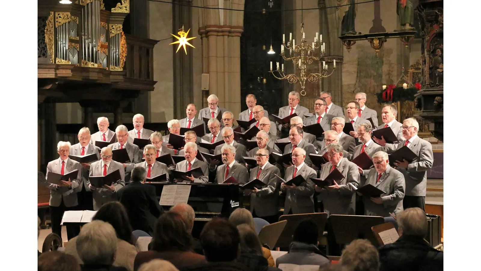 Das Weihnachtskonzert des Männerchores Enzen-Hobbensen in der St. Martini-Kirche begeistert das Publikum. (Foto: Borchers, Bastian)