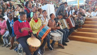 Messe mit Musik: Das Hilfsprojekt Akamasoa will ein Orchester gründen. (Foto: privat)