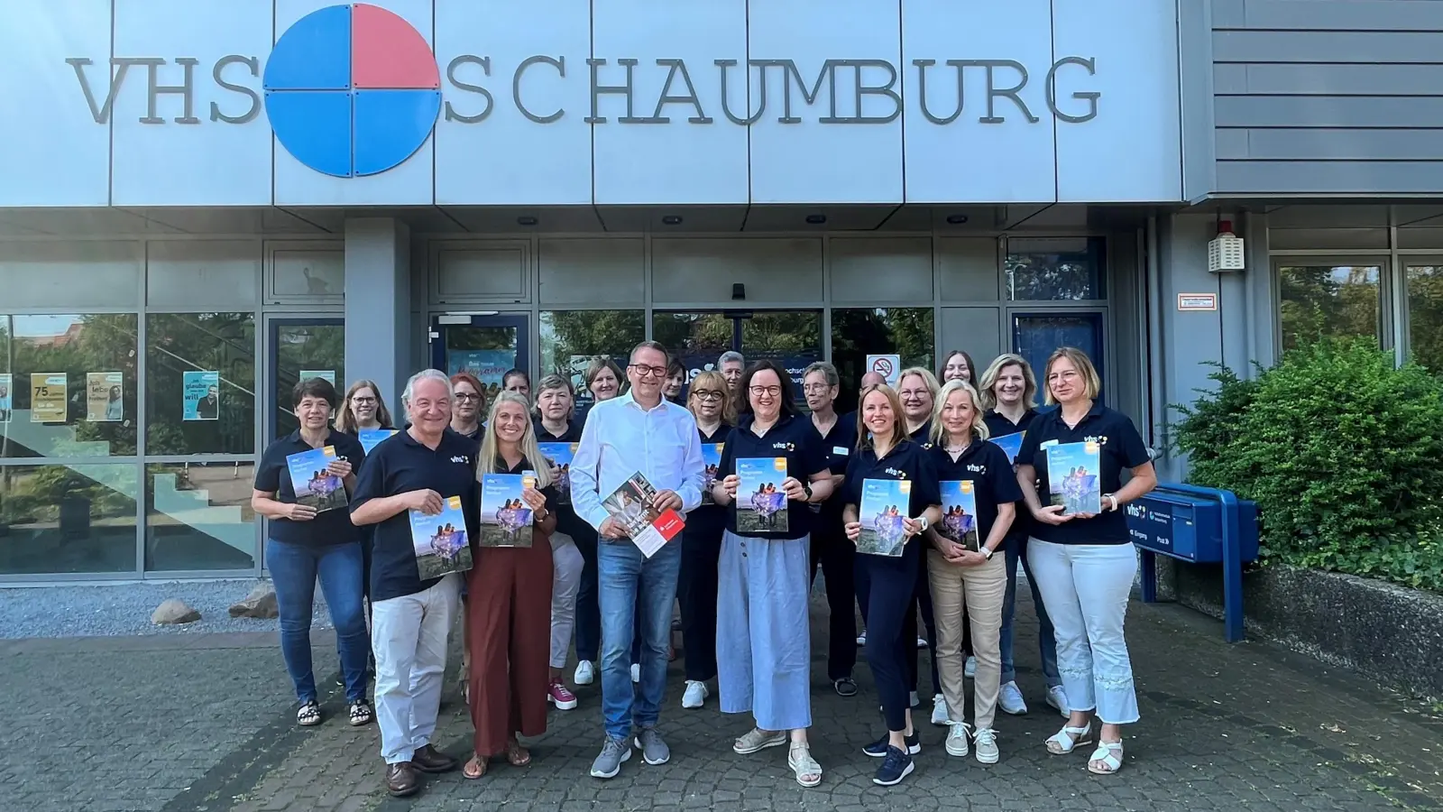 Das Team der Volkshochschule Schaumburg stellt das Programm für das Herbstsemester vor.  (Foto: privat)