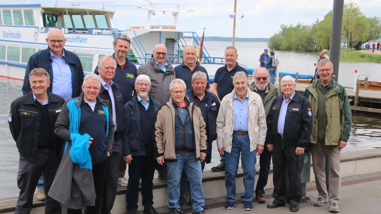 Die ehemaligen THW-Führungskräfte vor ihrer Rundfahrt mit der Steinhude.  (Foto: gi)