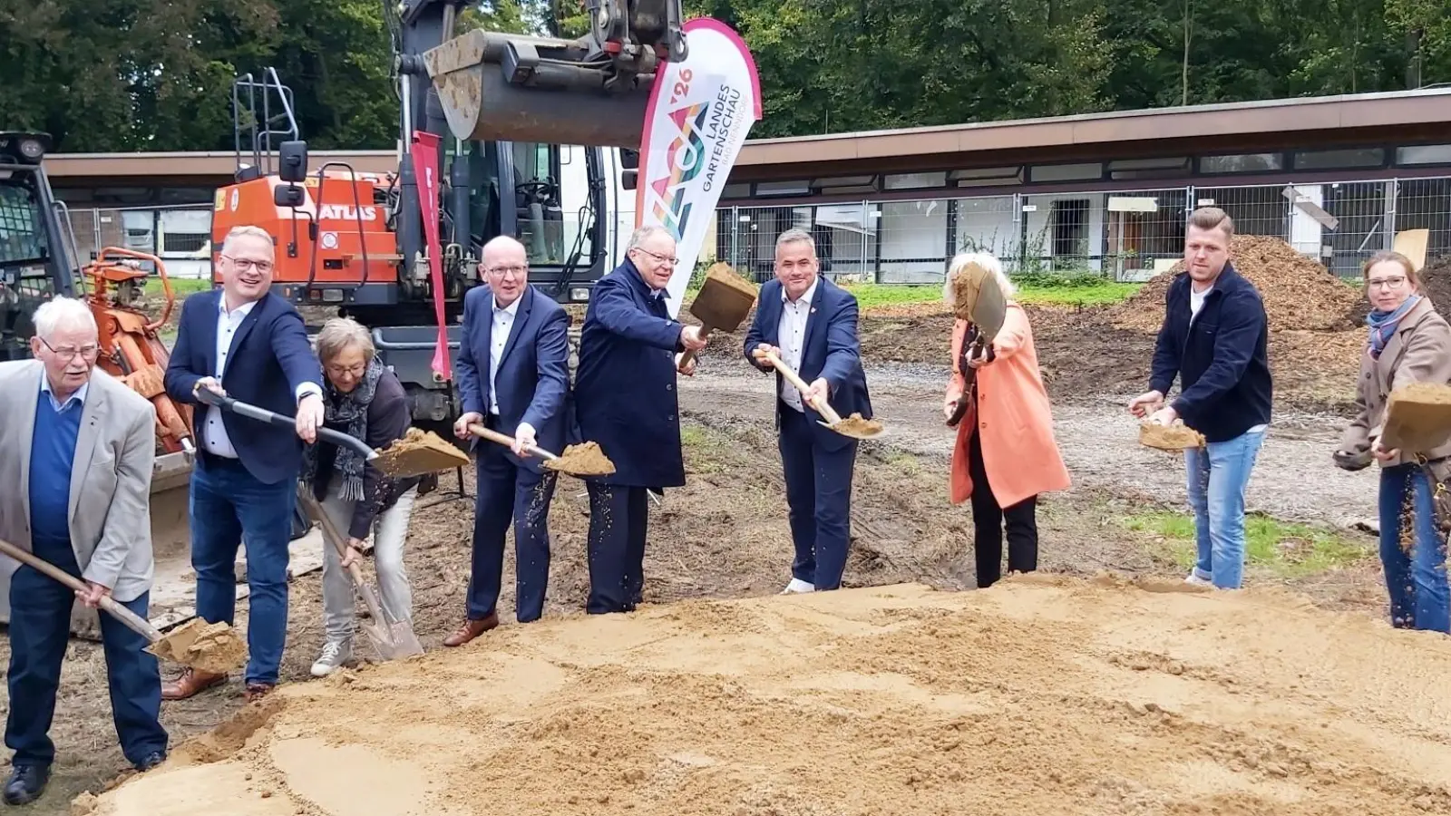 Ministerpräsident Stephan Weil (Mitte), beim ersten offiziellen Spatenstich zur LaGa 2026 in Bad Nenndorf. (Foto: gk)