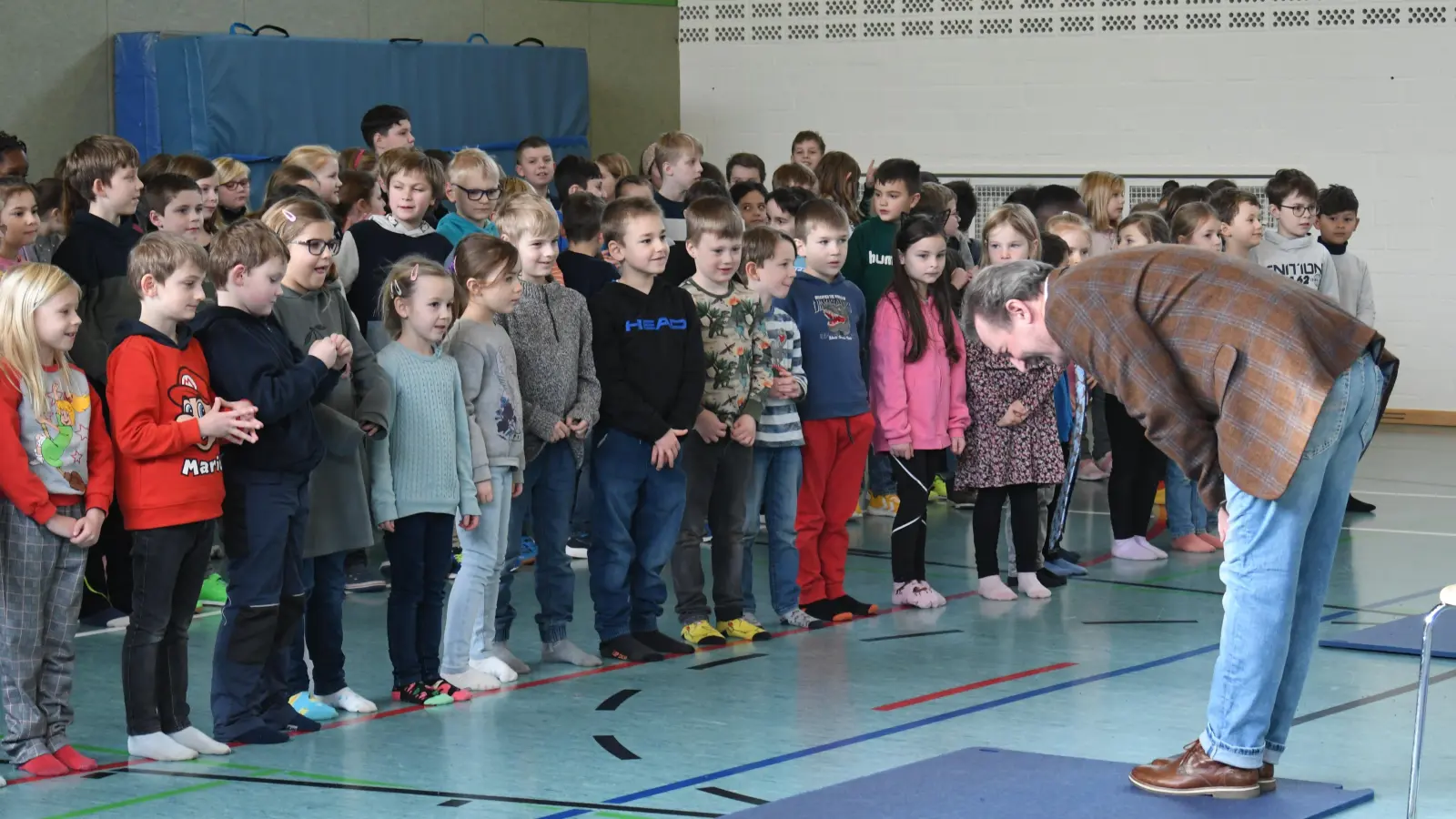 Schulleiter Frank Suchland bedankte sich bei den Kinder für die schöne Abschiedsfeier. (Foto: nd)