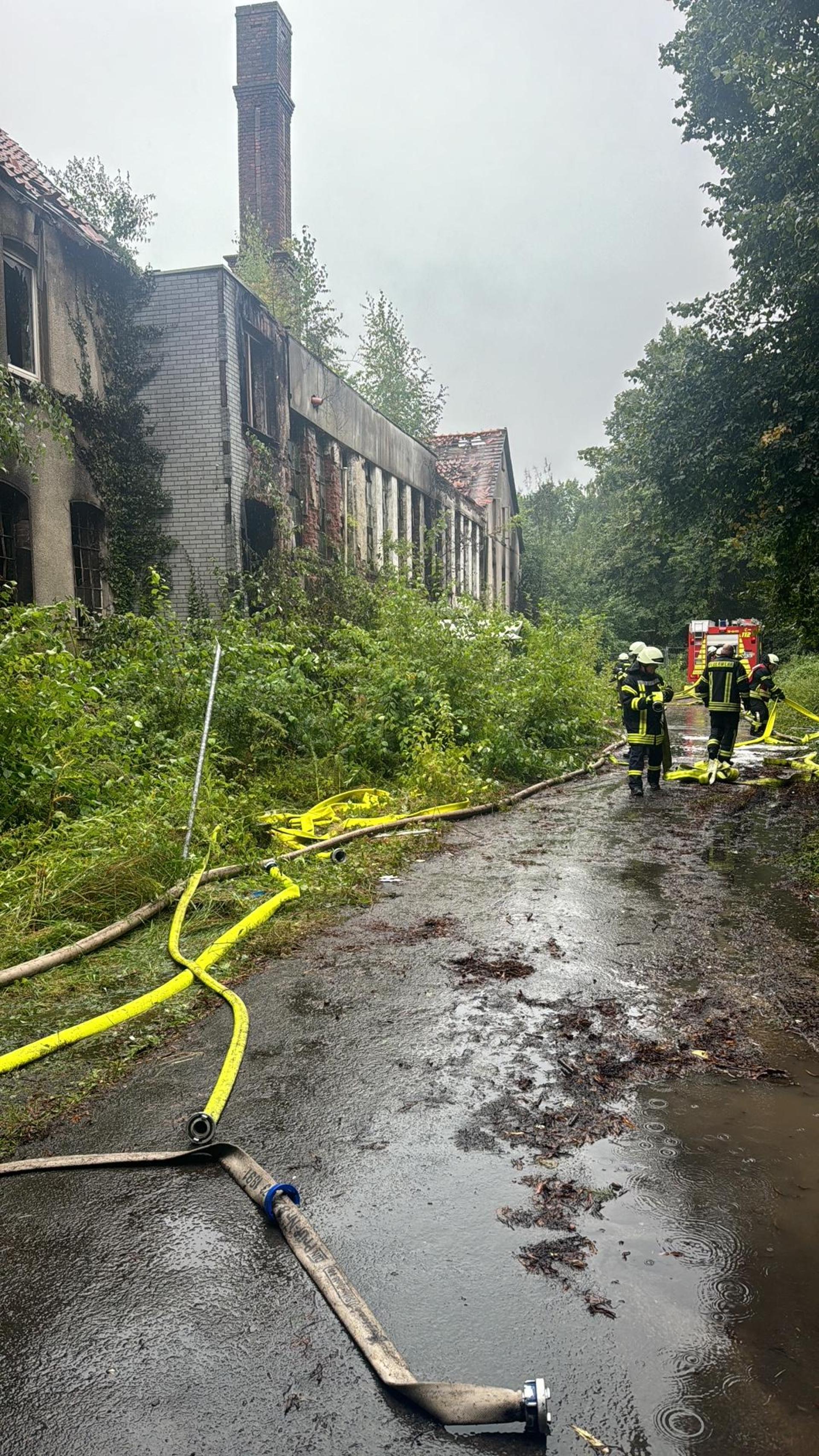 Zahlreiche Schläuche mussten verlegt werden. (Foto: Kreisfeuerwehr)