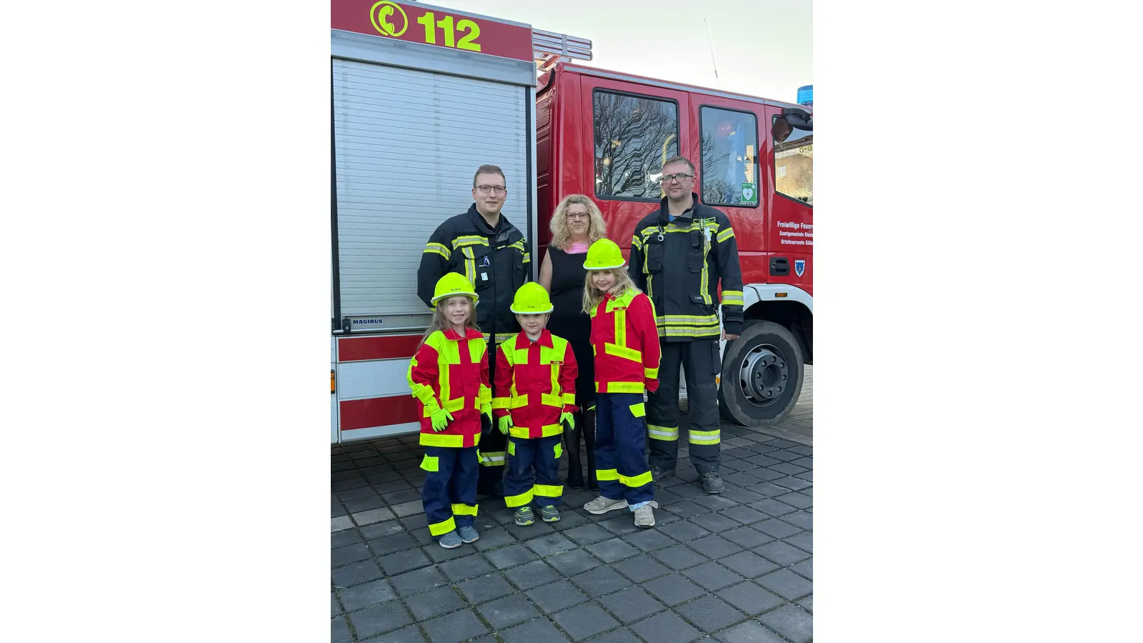 Kinderfeuerwehrwart Tim Hartmann, Kundenberaterin Tanja Rösler, Ortsbrandmeister Daniel Timpe mit den Kinderfeuerwehrmitgliedern Aurelia Hartmann, Finley Lio Hartmann und Ellisa Timpe. (Foto: privat)