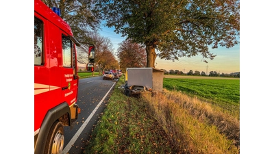 Der Anhänger hat sich komplett um den Baum gewickelt. (Foto: Stadtfeuerwehr Barsinghausen)