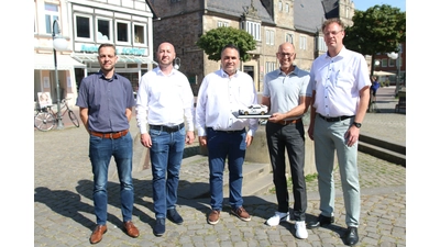 Sebastian Bade von Heim Automobile (v. li.), Alexander Engelke und Florian Morawietz vom Autohaus Schulze, Torsten Richter (SMS-Vorstandsteam und Autohaus Becker-Tiemann) sowie Gerd Krome (SMS-Vorstandsteam und Sparkasse Schaumburg) hoffen auf viele Besucher bei der Autoschau am morgigen Sonntag.  (Foto: Borchers, Bastian)