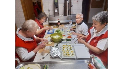 Flinke Hände des DRK-Blutspendenteams verwöhnten die Spender mit einem reichhaltigen Buffet. (Foto: privat)