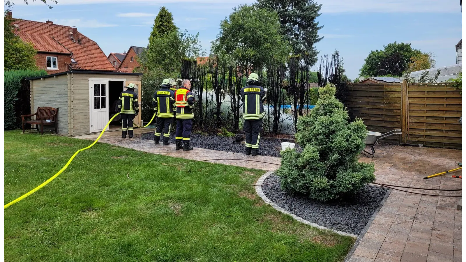 Der Heckenbrand in Lüdersfeld konnte schnell gelöscht werden. (Foto: privat)