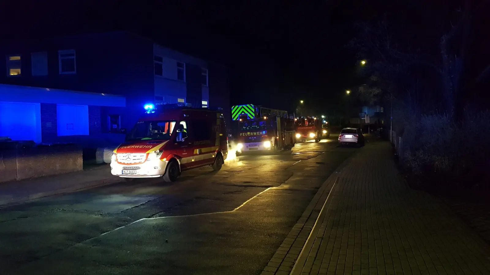 Der Löschzug steht bereit vor dem Gebäude. (Foto: Feuerwehr Barsinghausen)