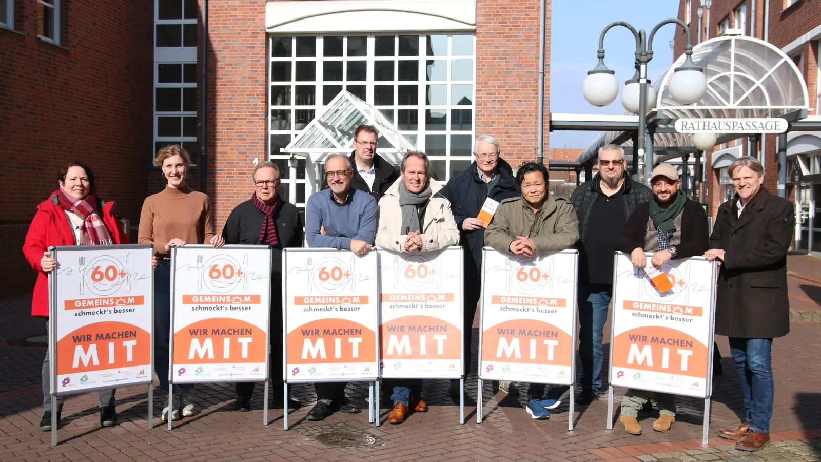 Organisatoren, Gastronomen und Unterstützer geben den Startschuss für die Aktion „Gemeinsam schmeckt´s besser“, Gutscheine sind ab sofort zu haben. (Foto: bb)