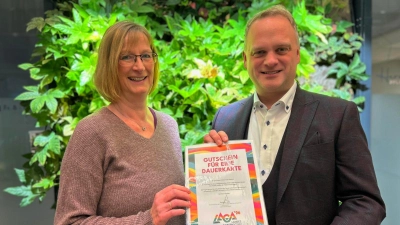 Benjamin Lotz, Geschäftsführer der Landesgartenschau 2026 in Bad Nenndorf, überreicht Anne Stemme den Gutschein für die Dauerkarte. (Foto: Landesgartenschau gGmbH)