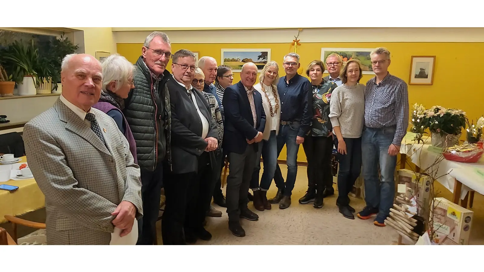 Friedrich Hardekopf (li.), Bürgermeister Ralf Sassman (Mitte) und Jurymitglieder freuen sich gemeinsam mit den Preisträgern über den Erfolg beim Wettbewerb. (Foto: gk)