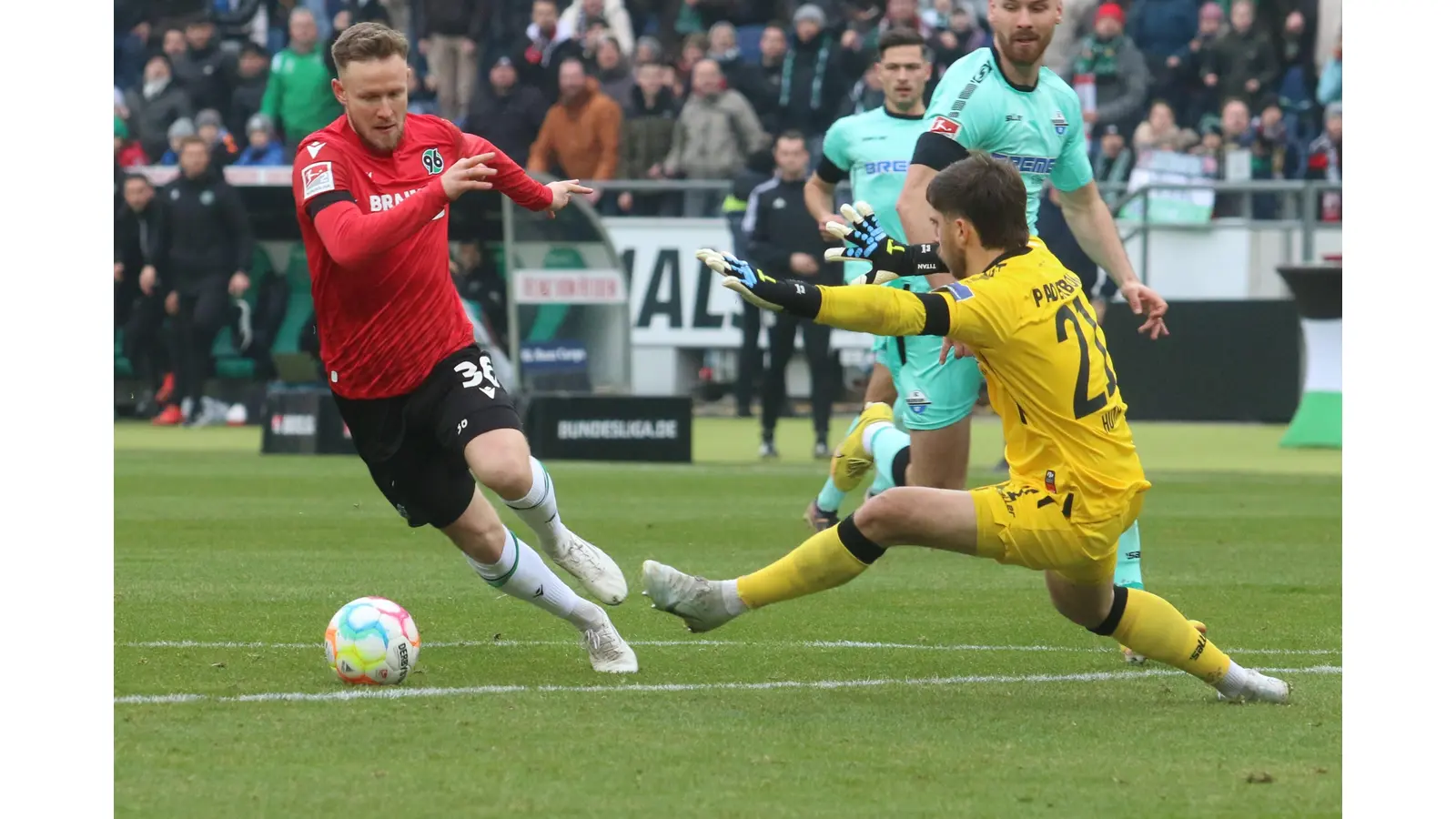 96 erwischt einen Traumstart gegen Paderborn, Cedric Teuchert dribbelt hier zum 2:0. Das Team gibt das Spiel jedoch noch aus der Hand.