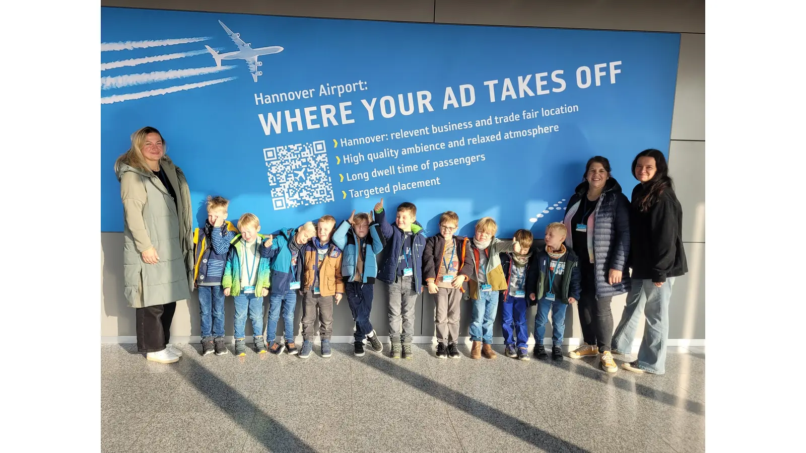 Jungen der Kita „Kinderwelt“ besuchen den Flughafen Hannover.  (Foto: privat)