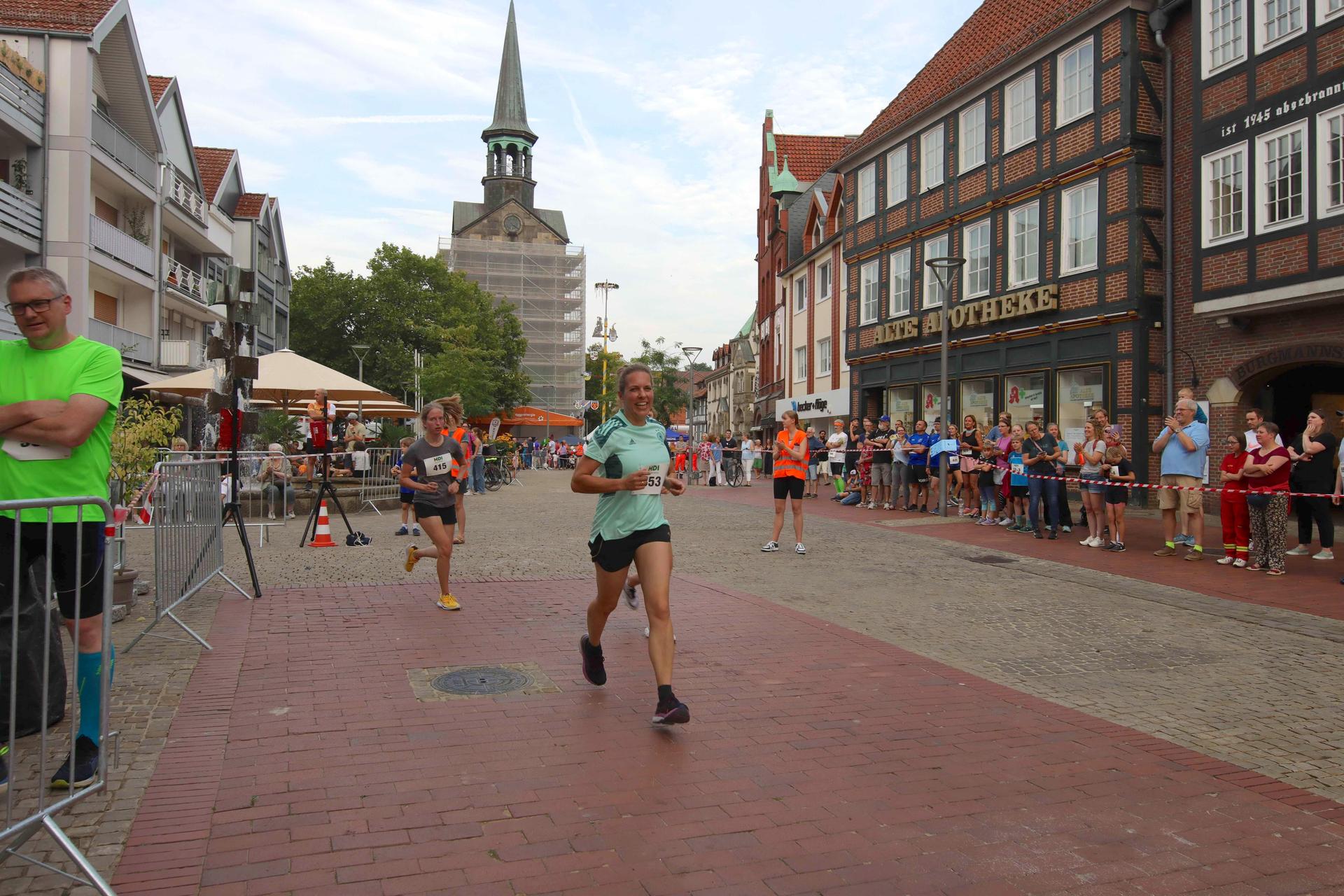 Durch die Innenstadt: Der 1. Wunstorfer Citylauf. (Foto: tau)