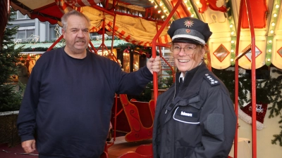 Unterwegs auf dem Weihnachtsmarkt: Albert Dormeier und Britta Schwarz. (Foto: gi)