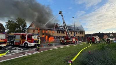 In Flammen: Das ehemalige Pelz-Gebäude. (Foto: Feuerwehr)