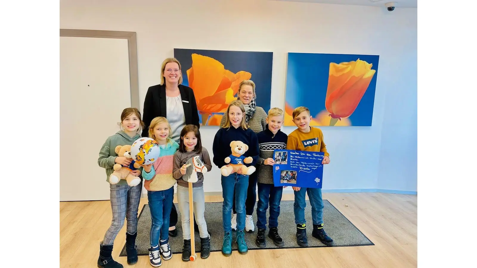 Für eine Spende in Höhe von 1.000 Euro der Volksbank in Schaumburg und Nienburg bedanken sich die Kinder der Grundschule Krankenhagen und Förderverein-Vertreterin Anja Kötteritzsch (Foto rechts) bei Kundenberaterin Kirsten Peterson. (Foto: cm)