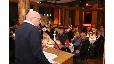 Bürgermeister Ralph Dunger dankt während des Empfangs den vielen Helfern für die Vorbereitung des Martini-Marktes. (Foto: bb)