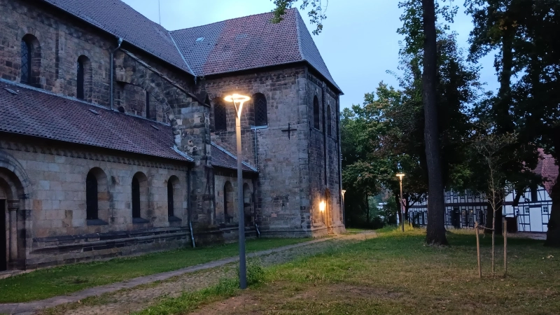 Bieten ein angenehmes Licht: Neue Laternen rund um die Stiftskirche. (Foto: privat)