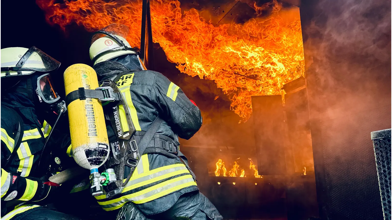 Unter realistischen Bedingungen: Feuerwehrleute bei spezieller Übung. (Foto: Feuerwehr)