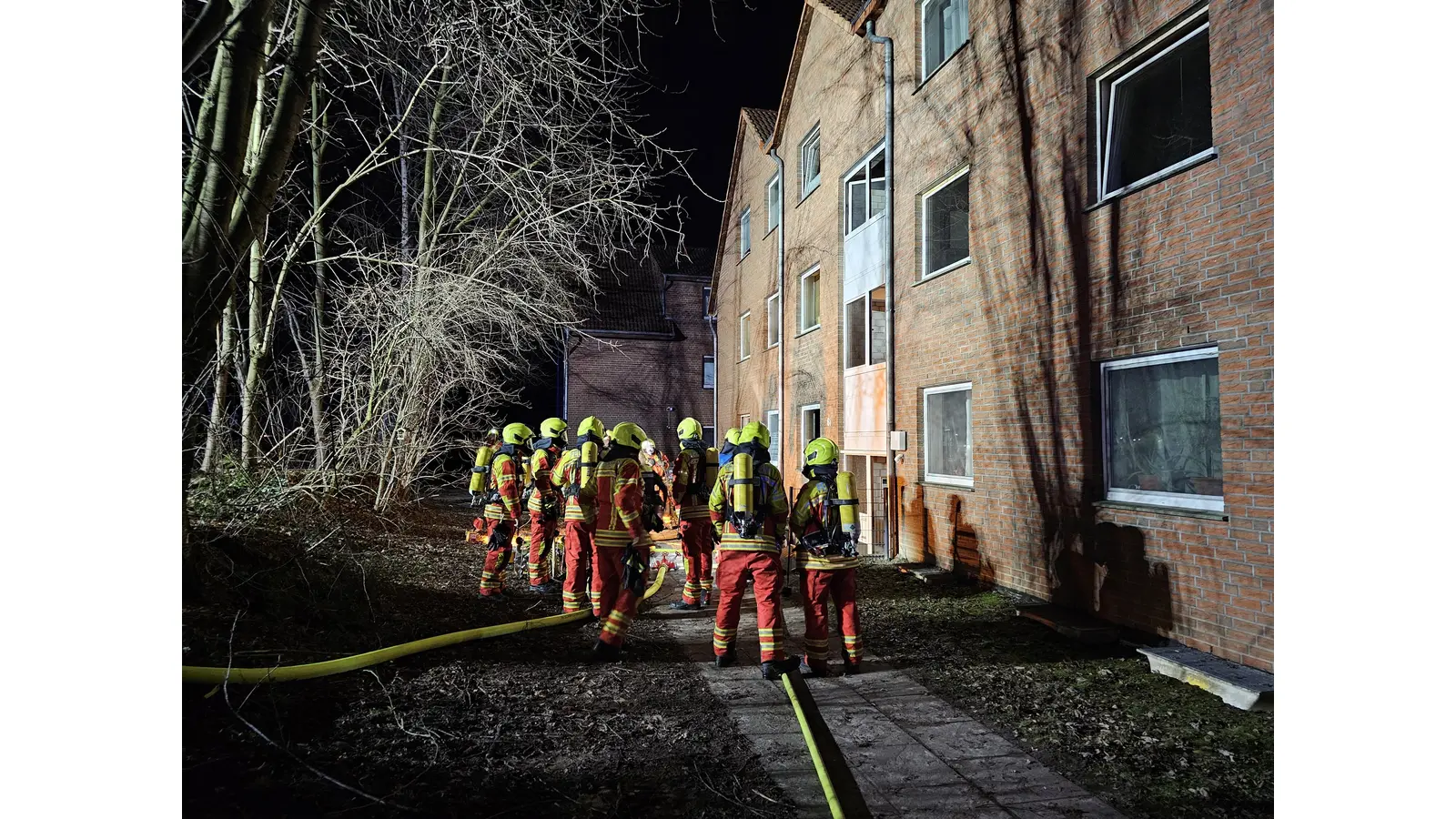 Mehrere Feuerwehrleute stehen vor den Häusern für einen Einsatz bereit. (Foto: privat)