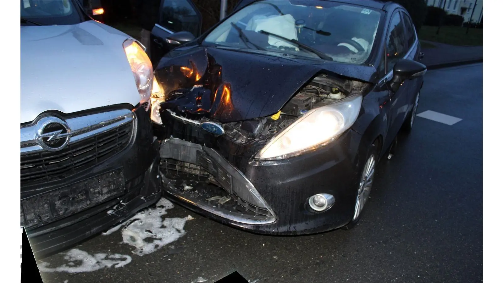 In Folge des Unfalls waren beide Autos nicht mehr fahrbereit. (Foto: Polizei Minden-Lübbecke)