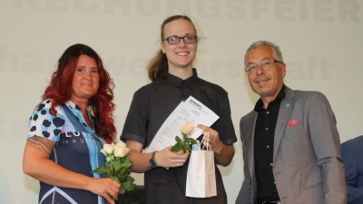 Manuela Wegner (li.) und Handwerksmeister Thomas Hinze (re.) gratulieren Kilian Haak zu seiner mit sehr gut bestandenen Gesellenprüfung.  (Foto: gi)