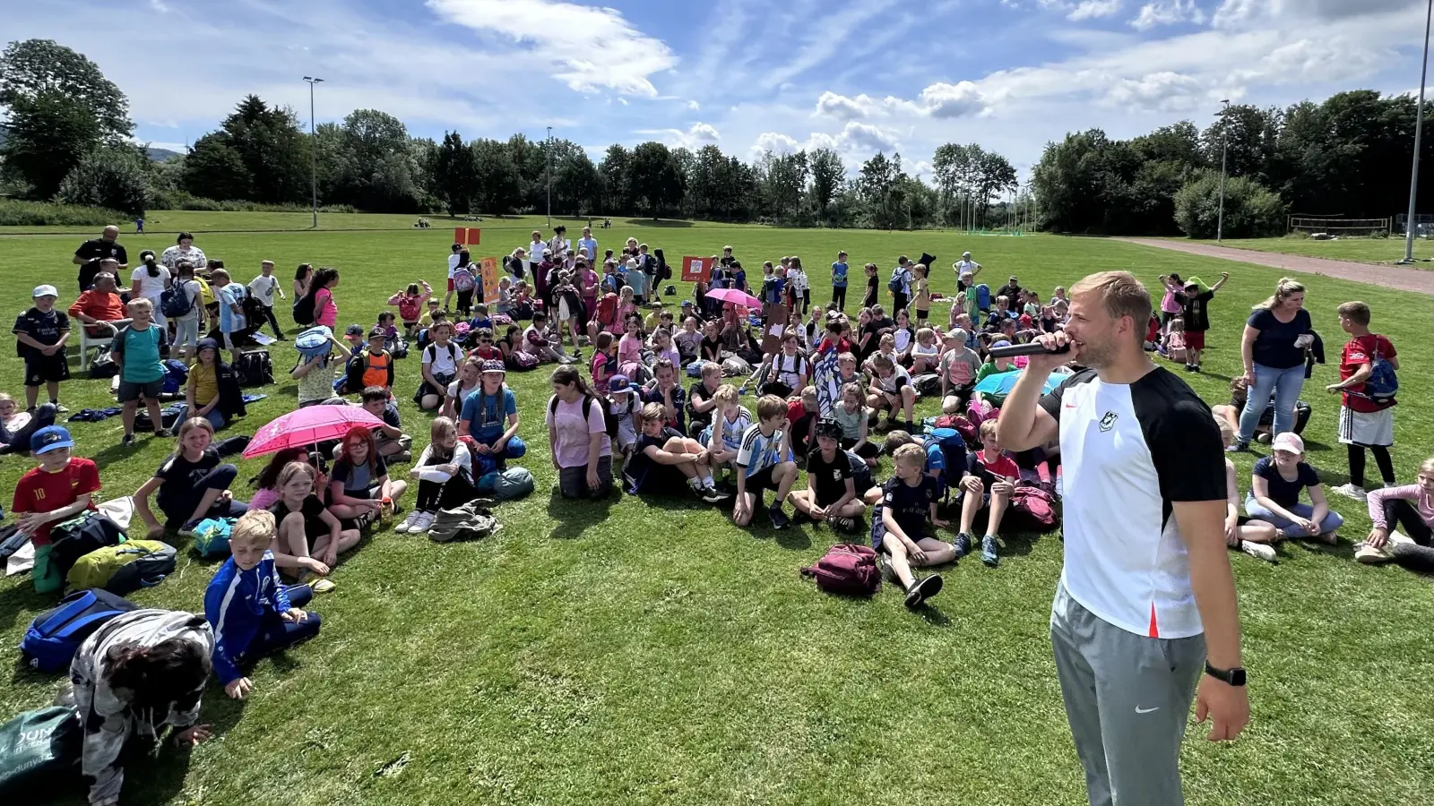 214 Grundschüler haben ihre Freude am Projekt „Fit und gesund durch die Schulzeit“.  (Foto: bb)