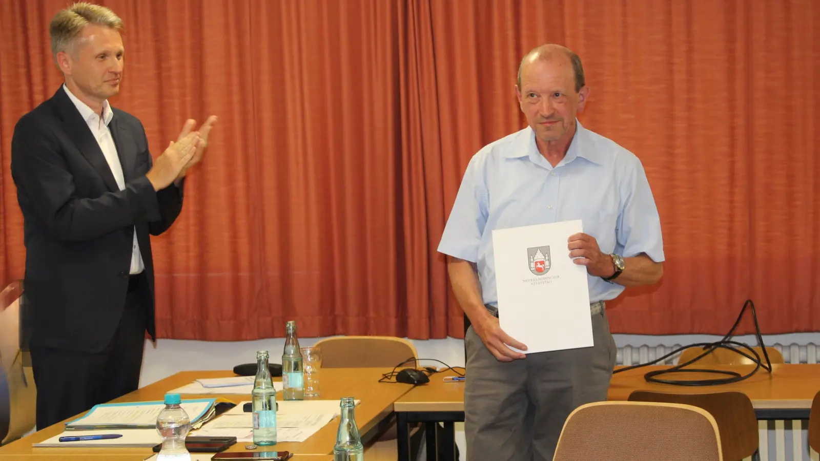 Hauptgeschäftsführer des Niedersächsischen Städtetages Jan Arning (li.) übergibt Walter Sternberg die Ehrenurkunde. (Foto: wb)