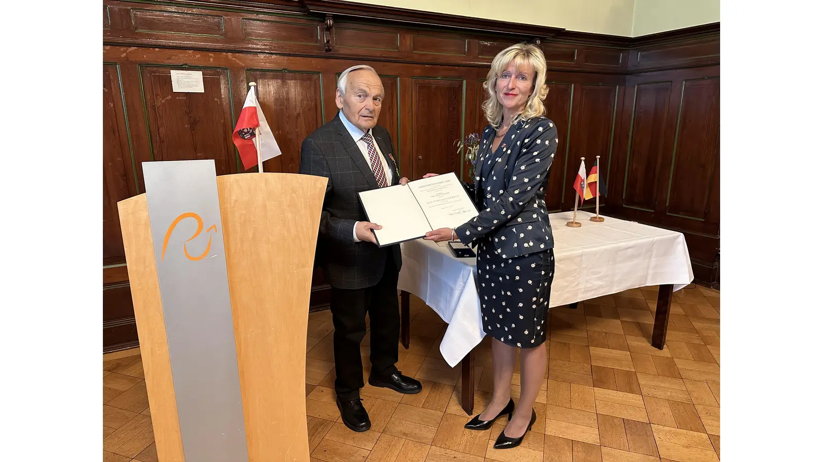 Das Verdienstkreuz am Bande wird an Karl-Heinz Frühmark von Bürgermeisterin Andrea Lange verliehen. <br> (Foto: ste)