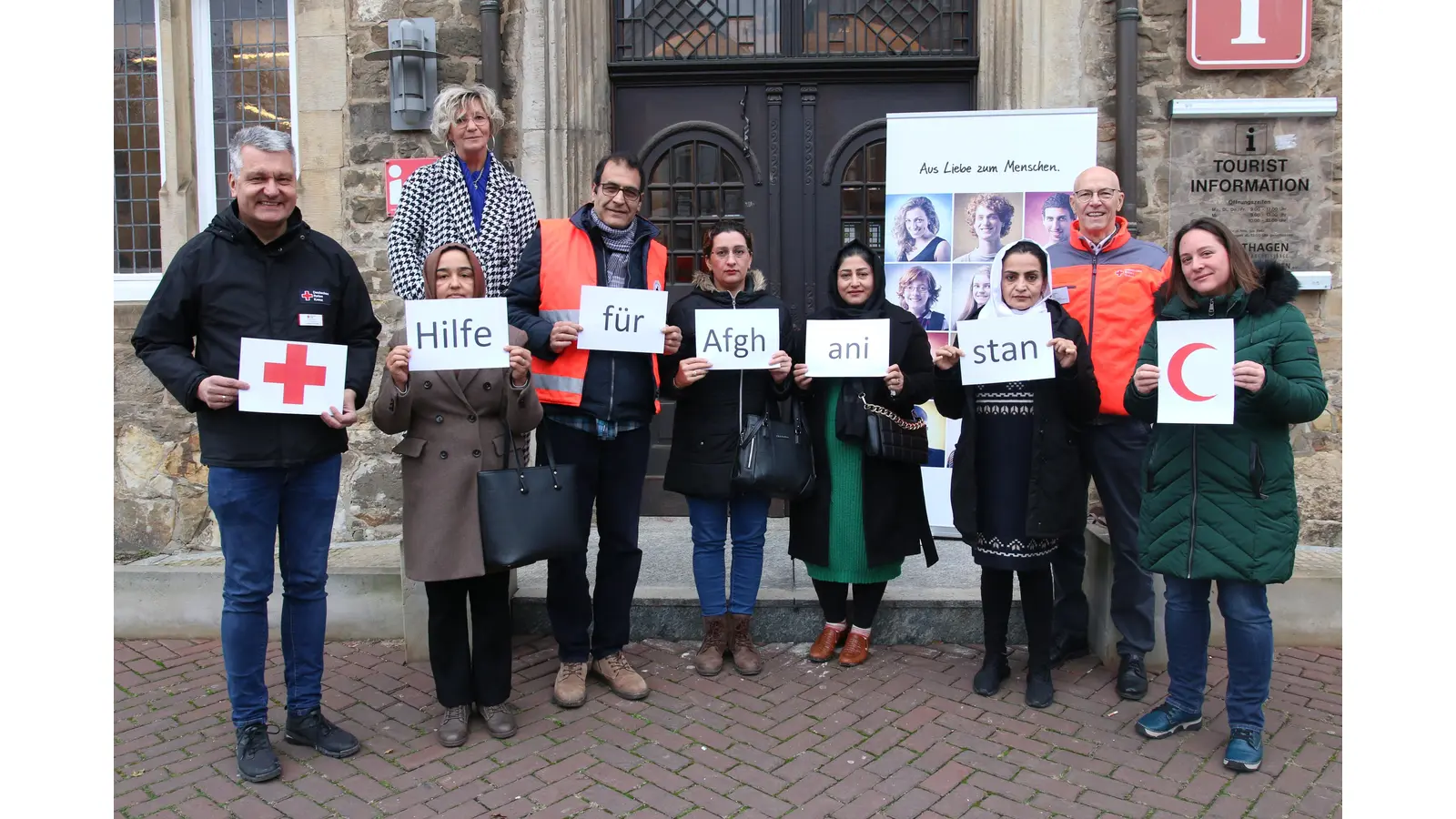 Christof Fischer vom DRK, die Integrationsbeauftrage Britta Kunze, Shukiba Halimi, Abdul-Kabir Hakimi, Nafisse Maleki, Pari Safi, Binazir Sediqui (Afghanischer Verein), Eckhard Ilsemann (DRK) und Christina Allard-Kopplin (AWO-Begegnungsbüro) bei der Übergabe der Spende für die Erdbebenopfer.  (Foto: bb)