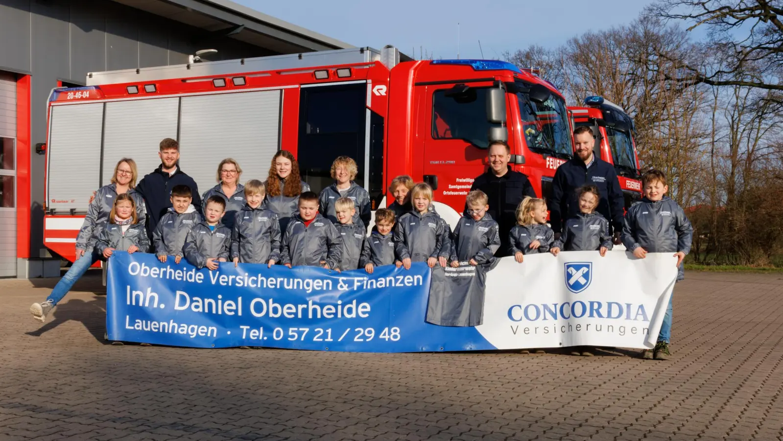 In der hinteren Reihe Daniel Heyne (rechts) und Justus Kliver (zweiter von links) von der Concordia Versicherung, Ortsbrandmeister Jan-Christoph Tielking (zweiter von rechts) sowie Betreuerinnen der Kinderfeuerwehr freuen sich. (Foto: Jedamzik)