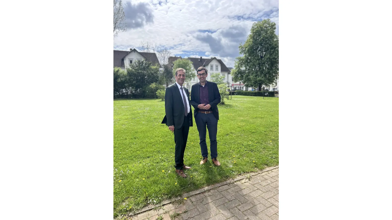 Der Leiter der Steuerakademie Niedersachsen, Stefan Rechlin, und MdL Jan-Philipp Beck im Gespräch am Standort Bad Eilsen. (Foto: privat)