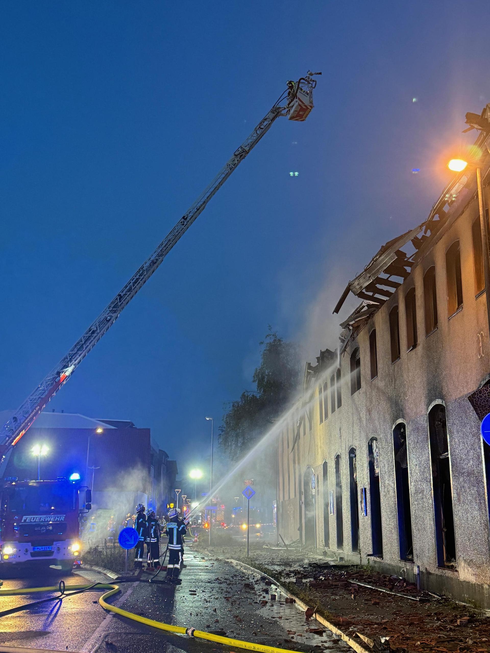 In Flammen: Das ehemalige Pelz-Gebäude. (Foto: Feuerwehr)