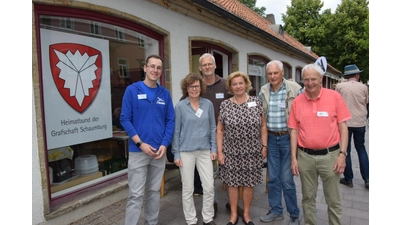 Die Akteure des NABU Rinteln, Imkerverein, Obst- und Gartenbauverein und Heimatbund freuen sich über die gelungene Kooperation bei der Wiederbelebung der ehemaligen Schnittger-Pavillons als Naturpavillon. (Foto: ste)