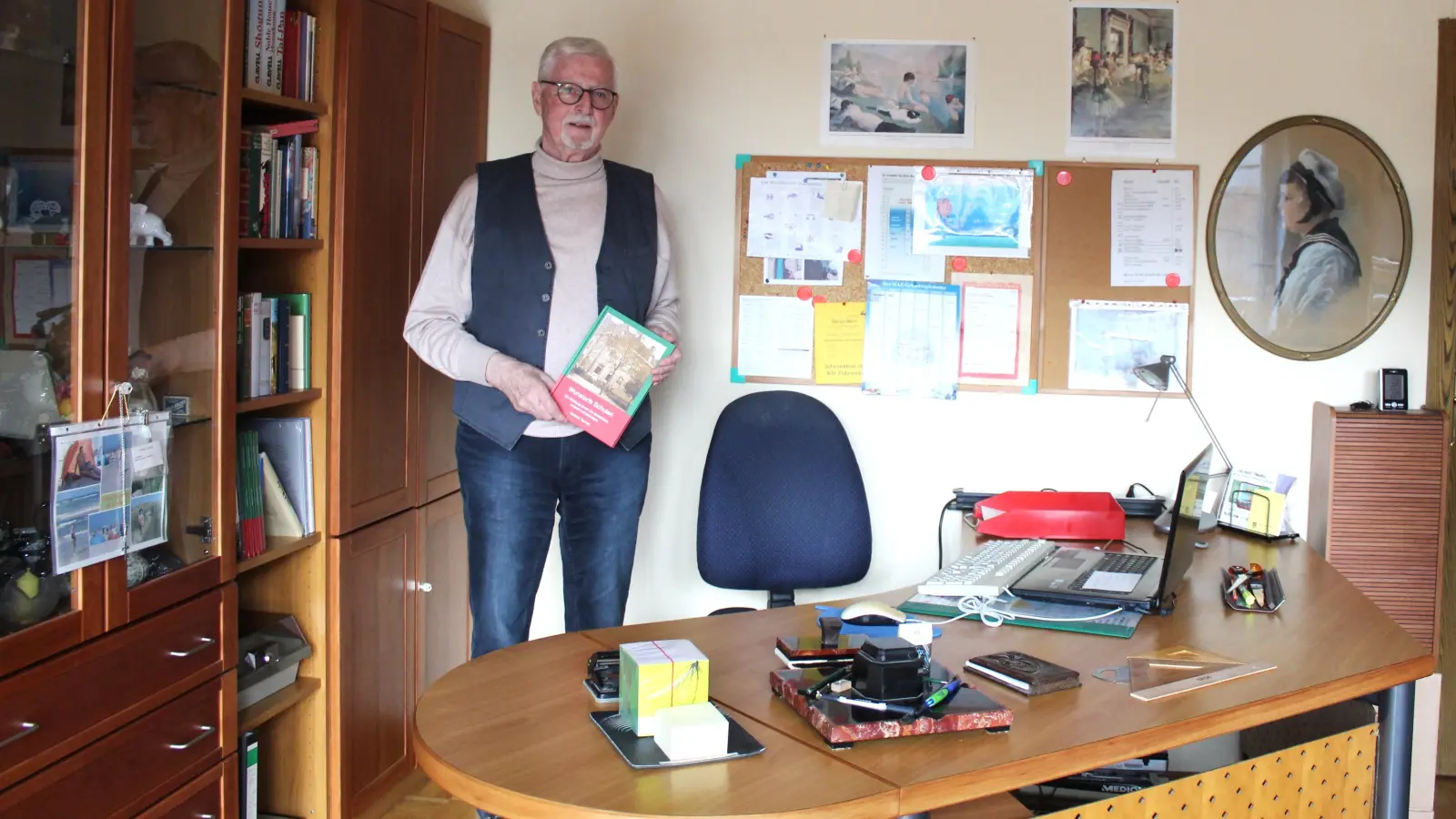 Im Gespräch: Norbert Tornow mit seinem Buch zur Geschichte der Wunstorfer Schullandschaft (Foto: wb)