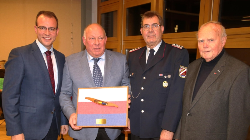 Nach der Verleihung (v.li.): Ortsbürgermeister Martin Ohlendorf mit Volker Kentrat, Laudator Gerd Hübner und dem Vorsitzenden des Arbeitskreises 750 Jahre Großenheidorn, Hans Schettlinger. (Foto: gi)