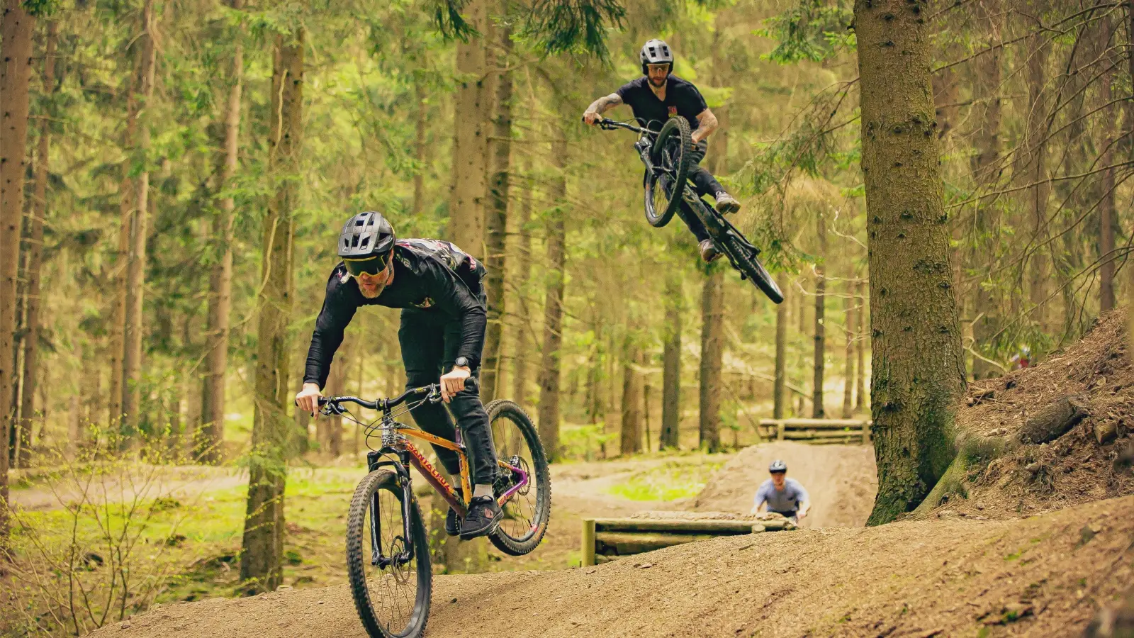 Mitglieder der Deisterfreun.de e.V. auf einem Trail im Deister. (Foto: privat)