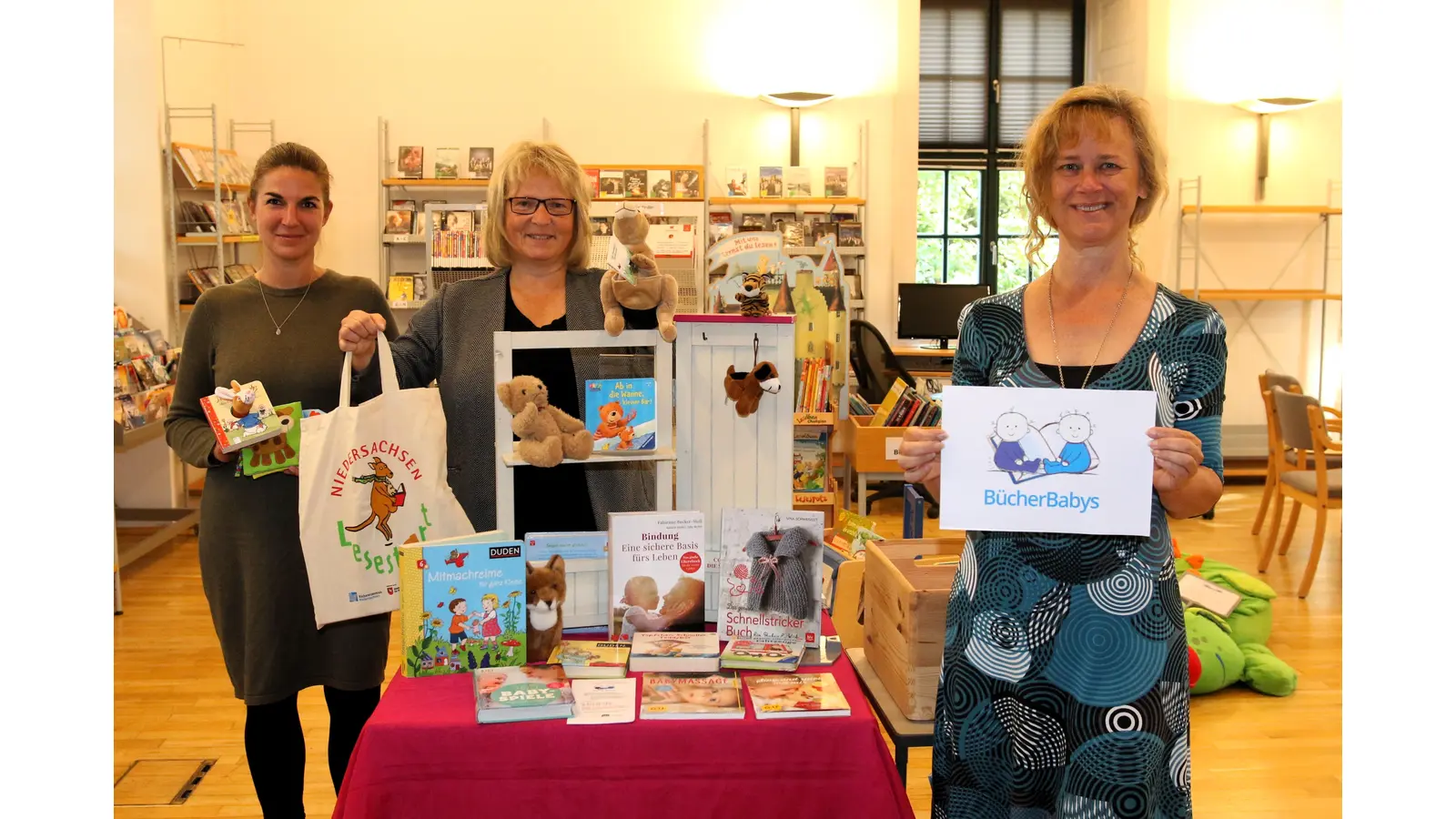 Schon die Kleinsten sollen Lust auf das Buch bekommen. Jana Gladbach (v. li.), Cornelia Reuter und Claudia Quintern laden zu Informationsworkshop und Eltern-Kind-Kurs.  (Foto: Borchers, Bastian)