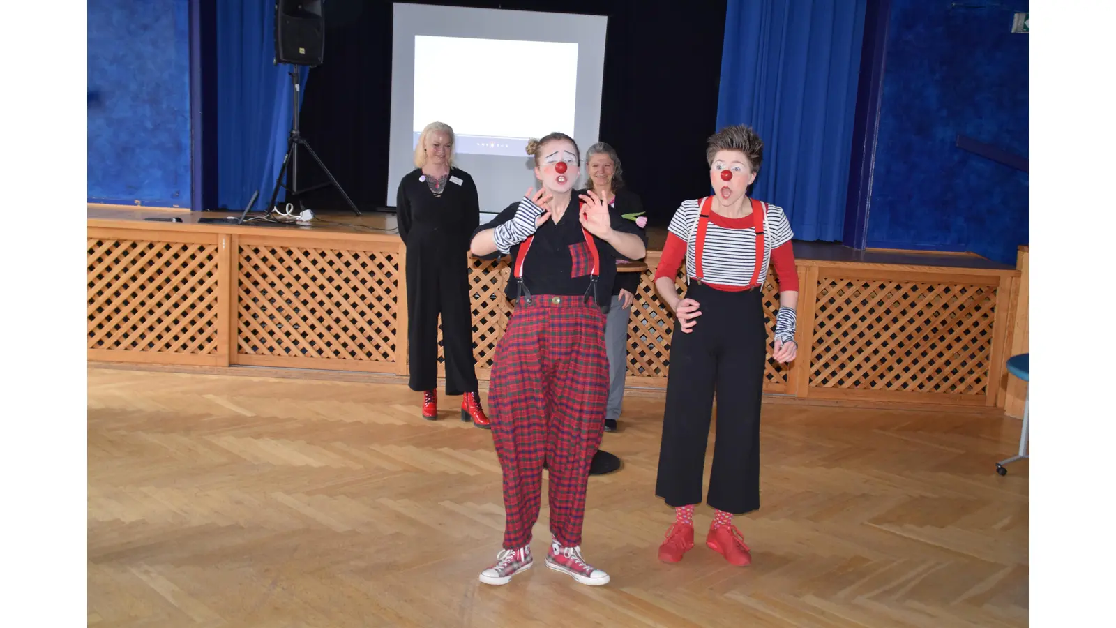 Die Clowninnen Madame Au Ja (re.) und Linn von Sinn (3.v.r.) unterstützen Claudia Walderbach (hinten re.) und Sabine Schaedel (hinten li) mit pantomimischer Simultanübersetzung. (Foto: ab)