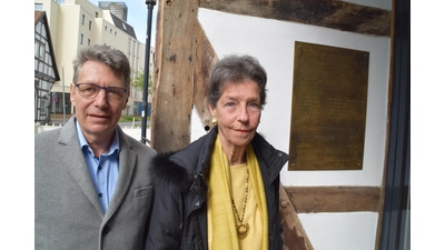 Stephan Goldschmidt (li.) und Christina Erck vor der Gedenktafel mit den Namen von 12 Dichtern und Denkern. (Foto: ab)