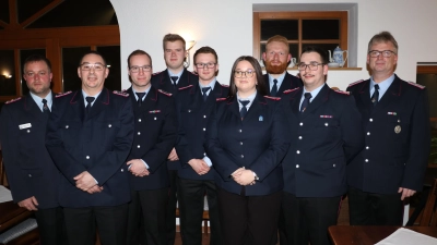 Die beförderten Aktiven (v.li.): Michael Jans, Holger Gladitz, Niklas Gereke, Simon Gereke, Jeremias Schurig, Lenja Brascia. Jan-Frerk Mandel, Jan-Philipp Brammer und Dirk Brammer.  (Foto: gi)