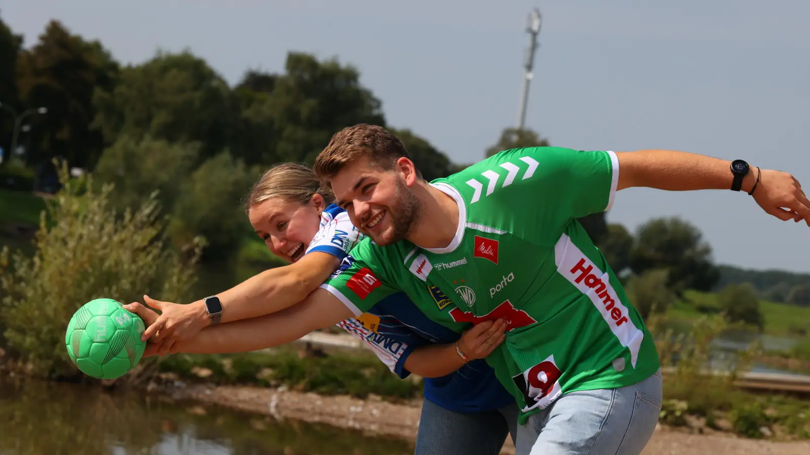 Erstes Training an der Weser, in unmittelbarer Nähe zur Bodega-Strandbar: Torjäger Ian Weber (24, GWD Minden) wird von Freundin und Abwehrspezialistin Maxi Mühlner (22, HSG Blomberg-Lippe) hart aber fair gestoppt. (Foto: Kai Wessel)