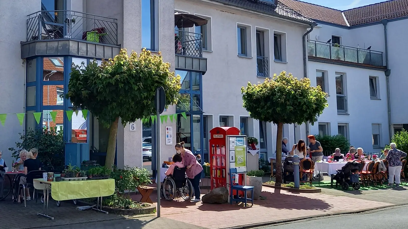 Vor dem Mehrgenerationenhaus: Stände und Kaffeetafel. (Foto: privat)